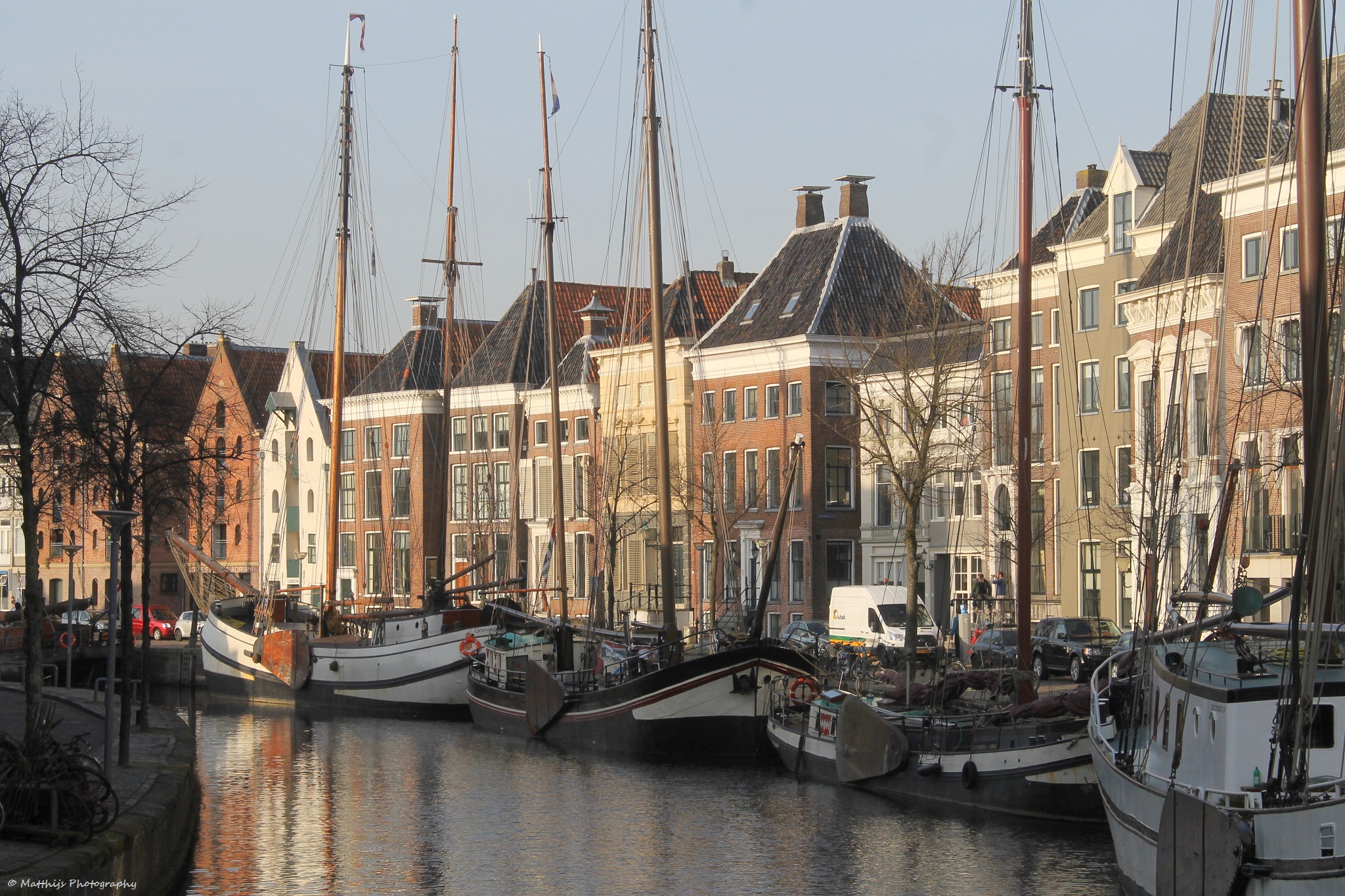 Historische gevels en afgemeerde schepen aan de Hoge der A in Groningen