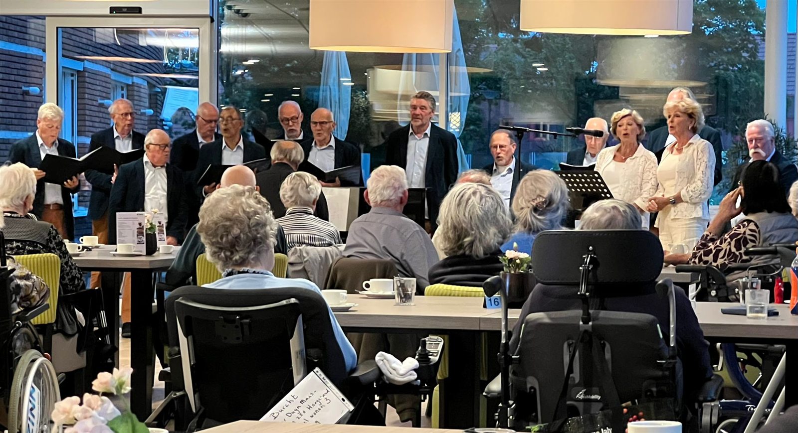 Bewoners en muzikanten tijdens het concert bij ZINN